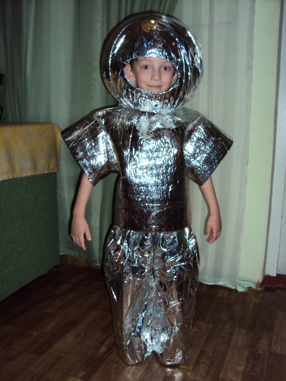 Детский костюм космонавта своими руками. Космический костюм для мальчика. Костюм из бросового материала для мальчика. Космический костюм для мальчика из подручных материалов. Космический костюм для девочки.